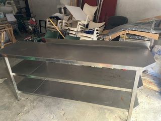 Mesa de acero inoxidable con estantes