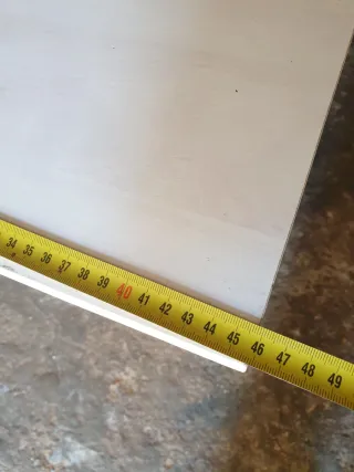 Mesita auxiliar beige y blanca