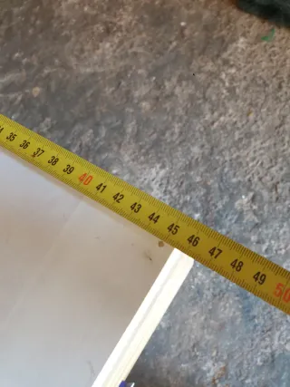 Mesita auxiliar beige y blanca