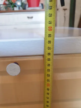 Mesita auxiliar beige y blanca