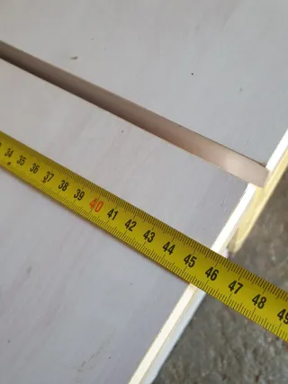 Mesita auxiliar beige y blanca