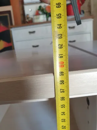 Mesita auxiliar beige y blanca