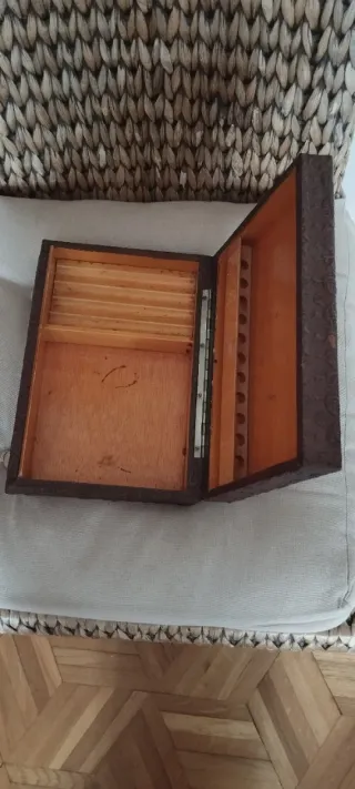 Caja antigua para tabaco con relieve