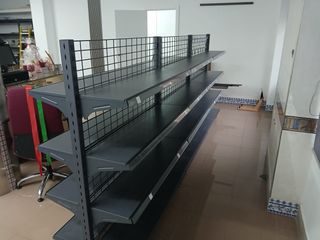 Estanterías metálicas gris