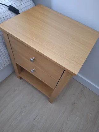 Dos mesitas de noche nuevas. Las dos por 50 €.