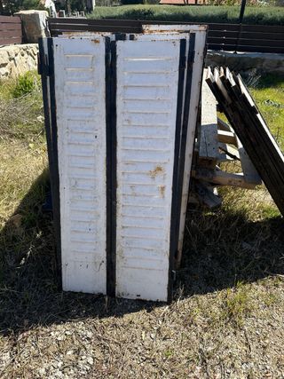 Contraventana metálica blanca