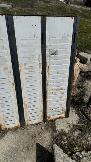 Contraventana metálica blanca