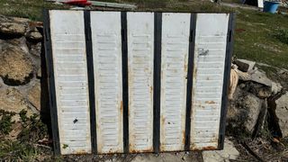 Contraventana metálica blanca