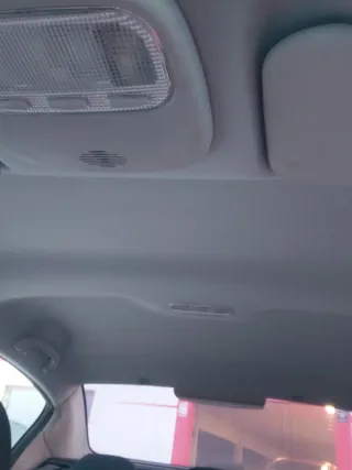 Se realiza tapidado de techos, pilares de coches