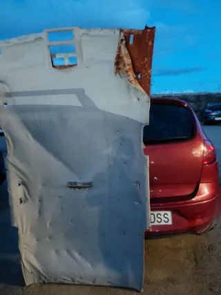 Se realiza tapidado de techos, pilares de coches