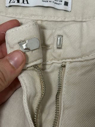 Pantalones Zara Beige con Botones