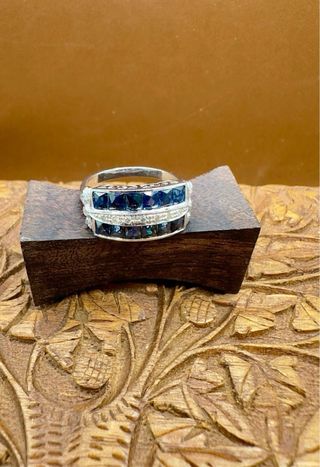 Anillo de zafiros azules naturales y diamantes en