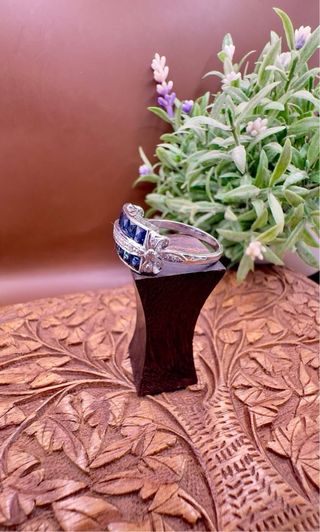 Anillo de zafiros azules naturales y diamantes en