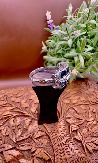 Anillo de zafiros azules naturales y diamantes en