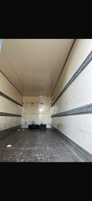 Camión Iveco Caja Cerrada Amarillo