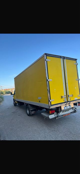 Camión Iveco Caja Cerrada Amarillo