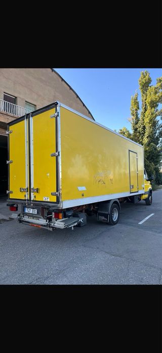 Camión Iveco Caja Cerrada Amarillo