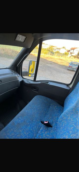 Camión Iveco Caja Cerrada Amarillo