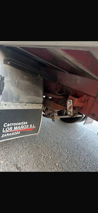 Camión Iveco Caja Cerrada Amarillo