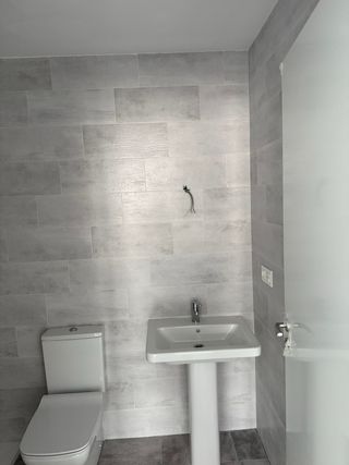 Lavabo de baño de cerámica
