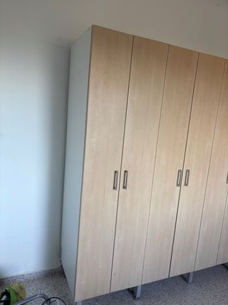 Armario 8 puertas beige y plata