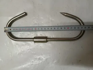 3 Ganchos carnicero giratorios.