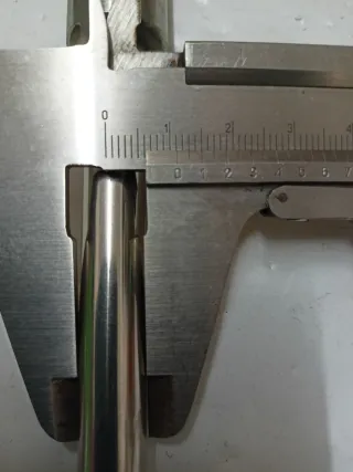 3 Ganchos carnicero giratorios.