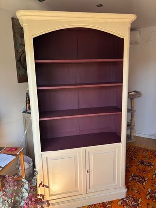 Armario/biblioteca beige y morado