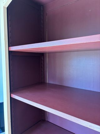 Armario/biblioteca beige y morado