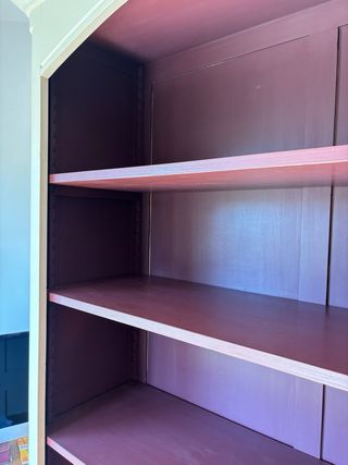 Armario/biblioteca beige y morado