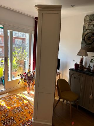 Armario/biblioteca beige y morado