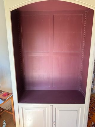 Armario/biblioteca beige y morado