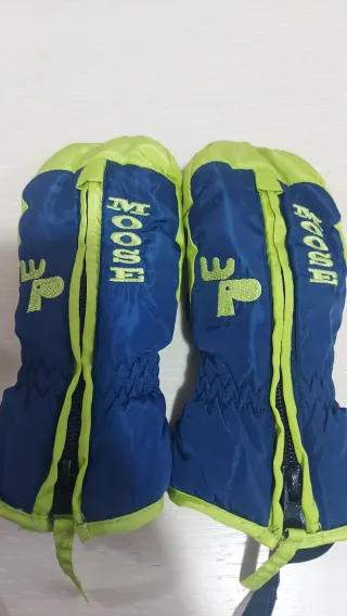 Salopette da neve e muffole per bambini