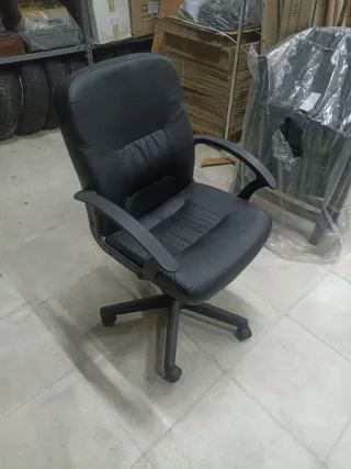 Sillón giratorio negro con base de ruedas
