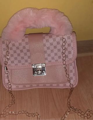 Bolso rosa con cadena y asa de pelo