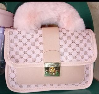 Bolso rosa con cadena y asa de pelo