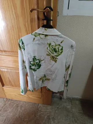 Traje de chaqueta floral blanco y verde