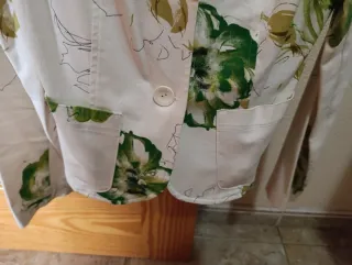 Traje de chaqueta floral blanco y verde