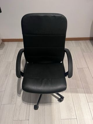 Silla de escritorio negra. MUY BUENAS CONDICIONES.
