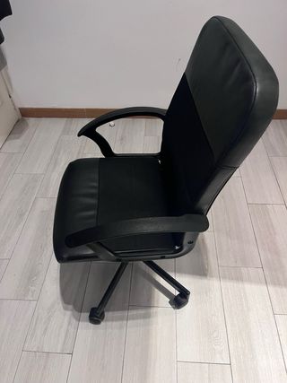 Silla de escritorio negra. MUY BUENAS CONDICIONES.