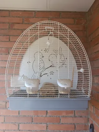 Jaula para pájaros blanca con base gris