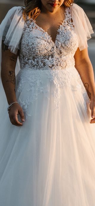 Vestido Novia con Cancán y Capa