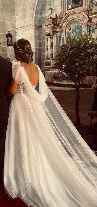 Vestido Novia con Cancán y Capa