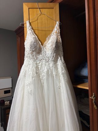 Vestido Novia con Cancán y Capa