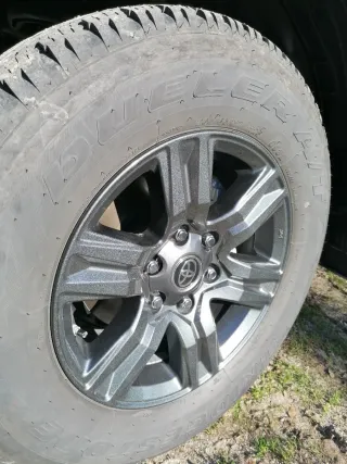 4 Llantas Toyota Hilux con Neumáticos Bridgestone