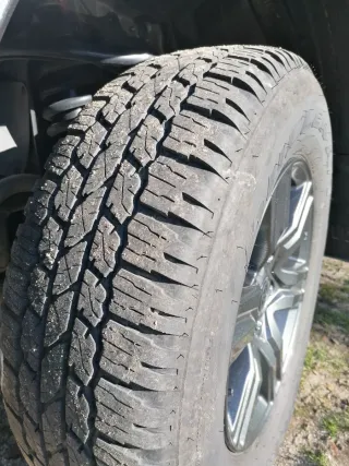 4 Llantas Toyota Hilux con Neumáticos Bridgestone