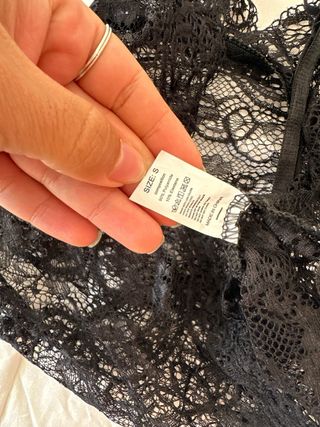 Crop top de encaje negro