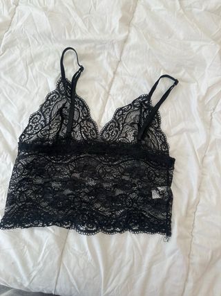 Crop top de encaje negro
