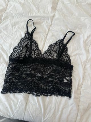 Crop top de encaje negro