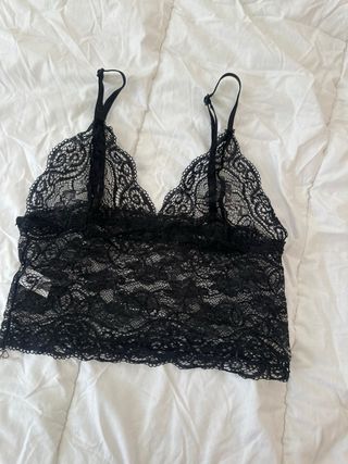 Crop top de encaje negro